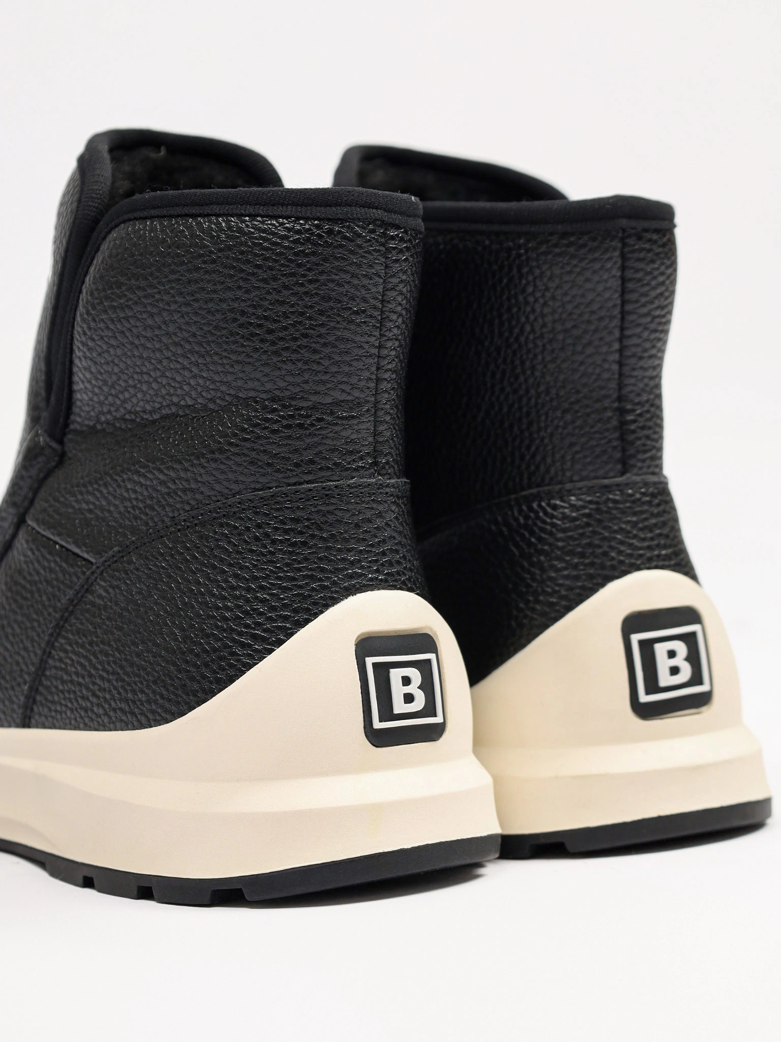 Ботинки черного цвета на контрастной низкой подошве